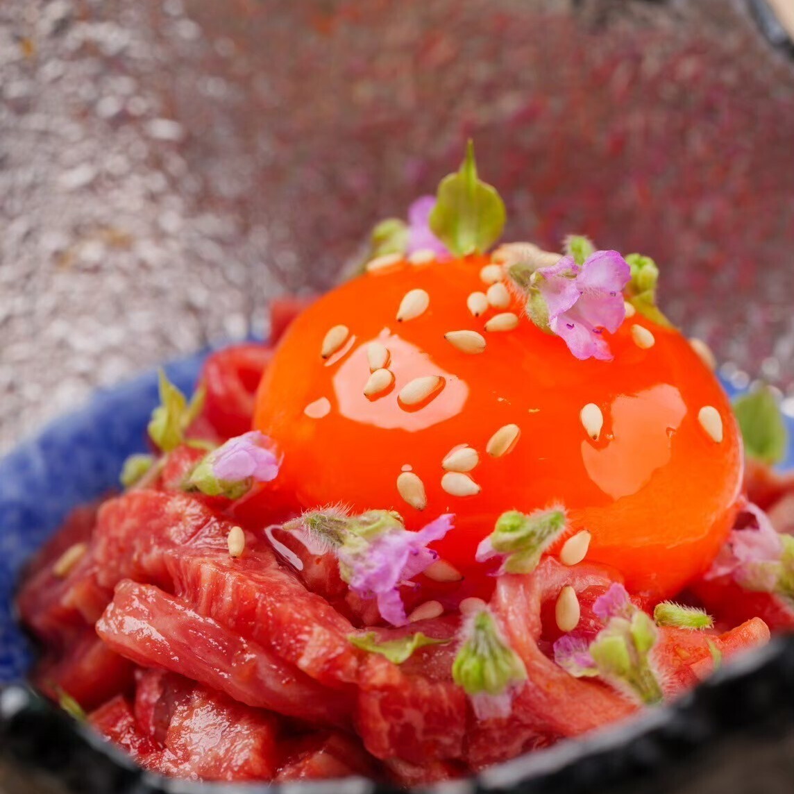 期間限定8月31日まで。新【梅田うしみつ開店記念コース】飲み放題付き！「王道ユッケ　〜濃厚卵黄〜」「厳選焼物7種」「旨辛担々冷麺」をご提供。